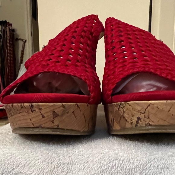 ๐ธ๐ธNIB Mudd Red Platform Sandals ๐ธ๐ธ - Picture 2 of 6